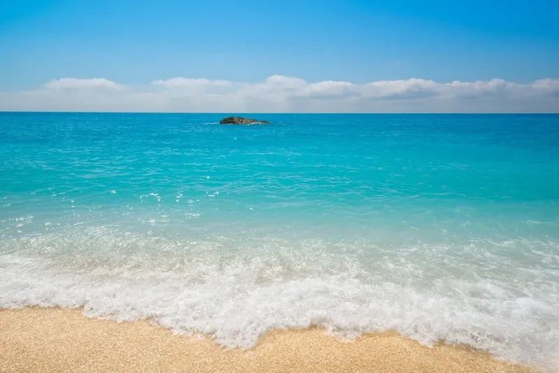 Thể hiện phong cách tinh tế với background bãi biển đơn giản