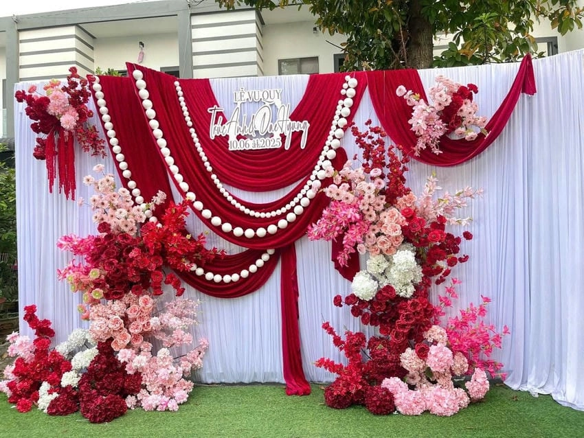 Background cổng cưới đẹp lãng mạn và tinh tế