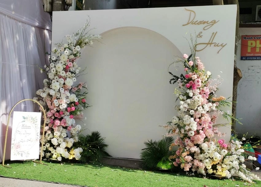 Background cổng cưới lãng mạn cho ngày trọng đại