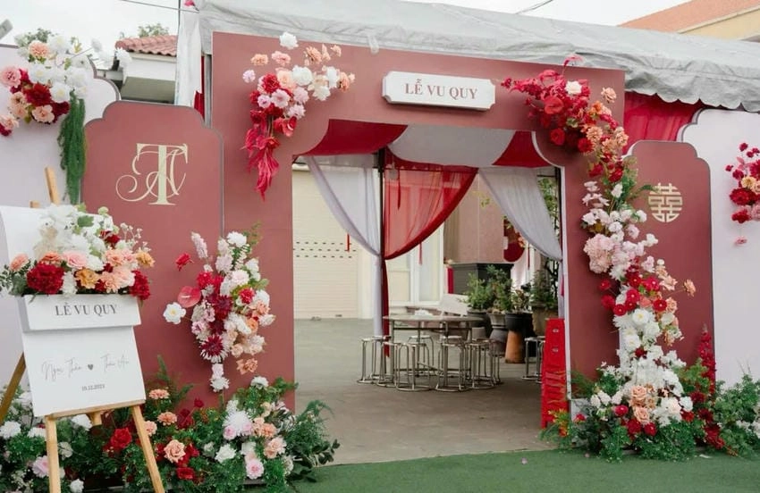 Background cổng cưới đơn giản nhưng sang trọng