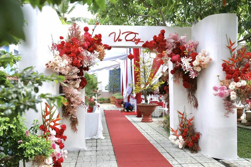 Background cổng cưới hoa dịu dàng và rực rỡ