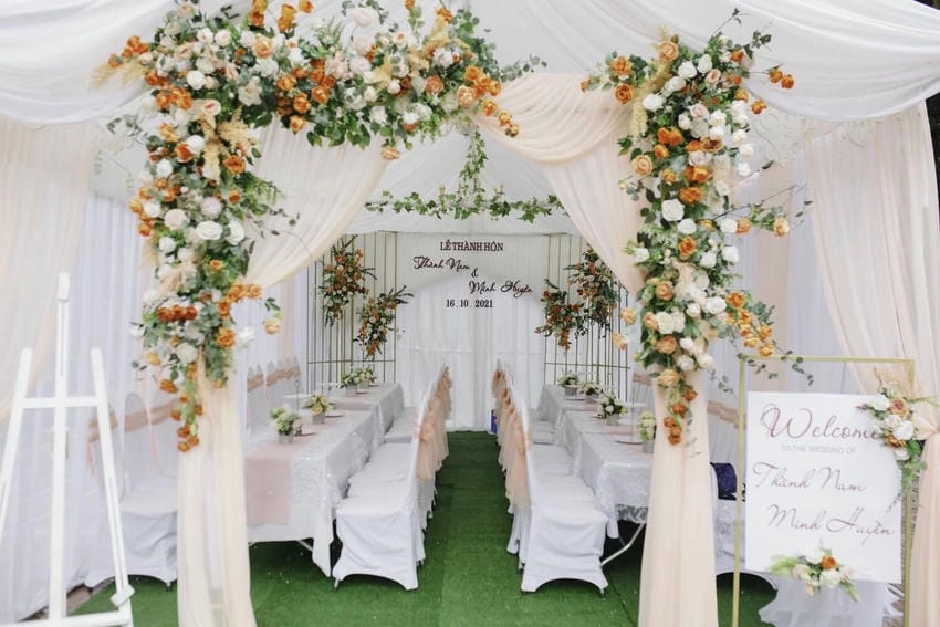 Background cổng cưới hiện đại đơn giản và tinh tế