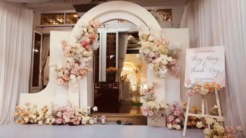 Background cổng cưới thiết kế độc đáo và bắt mắt