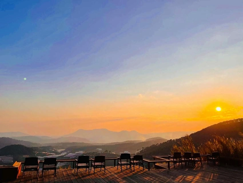 Background đà lạt sương mù huyền ảo buổi sớm mai