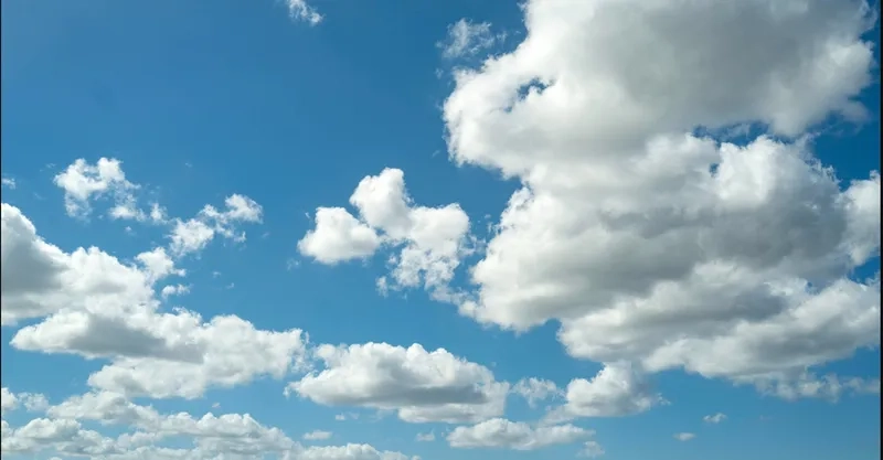 Vẻ đẹp tinh tế tỏa sáng trong background đám mây đơn giản nhẹ nhàng