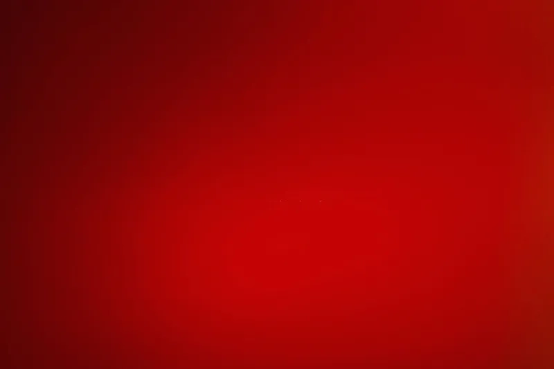 Không khí vui tươi tràn ngập sắc màu cùng background đỏ đô lễ hội