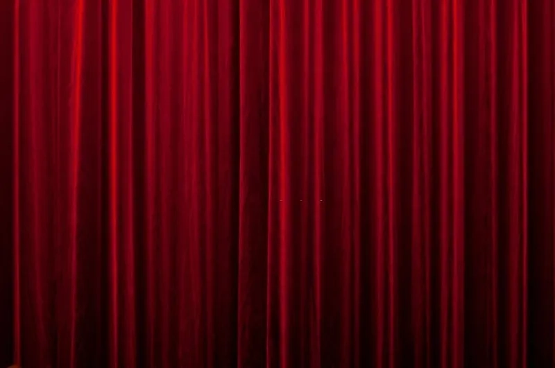 Thể hiện bản sắc thương hiệu mạnh mẽ với background đỏ đô doanh nghiệp