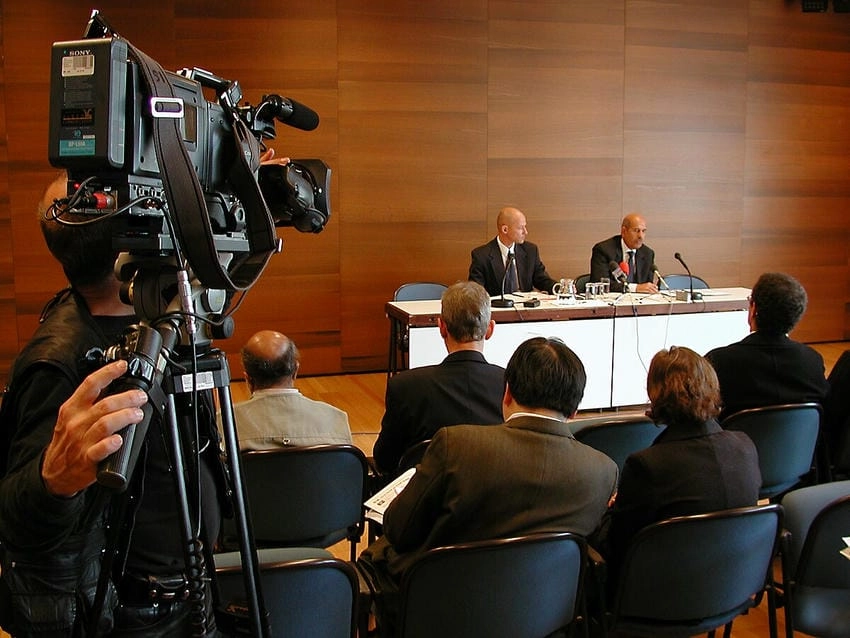 Background họp báo nổi bật chuyên nghiệp cho mọi concept