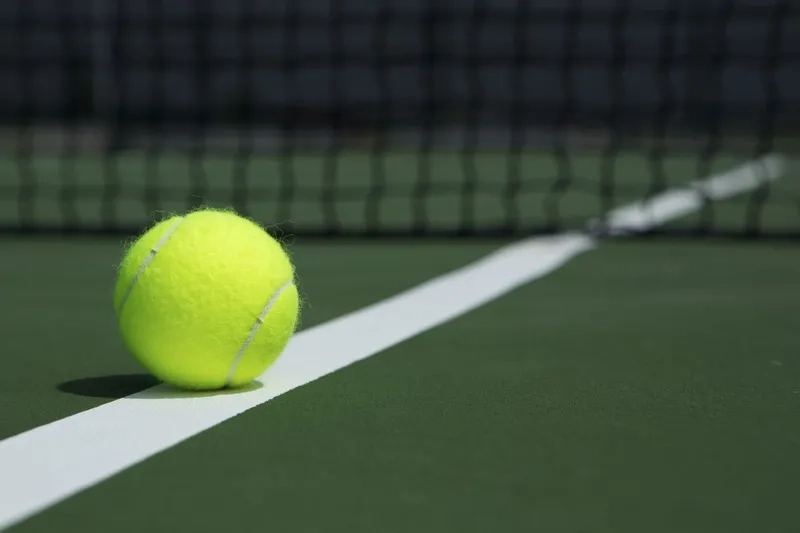 Cảm nhận không khí sôi động với background tennis trận đấu