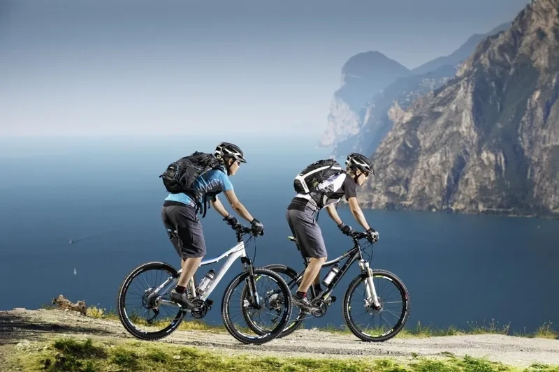 Thiết kế poster ấn tượng với background thể thao ngoài trời poster