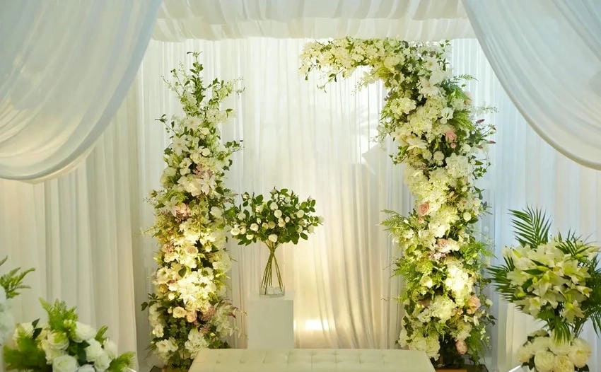 Background tiệc cưới lung linh nổi bật trong ánh sáng