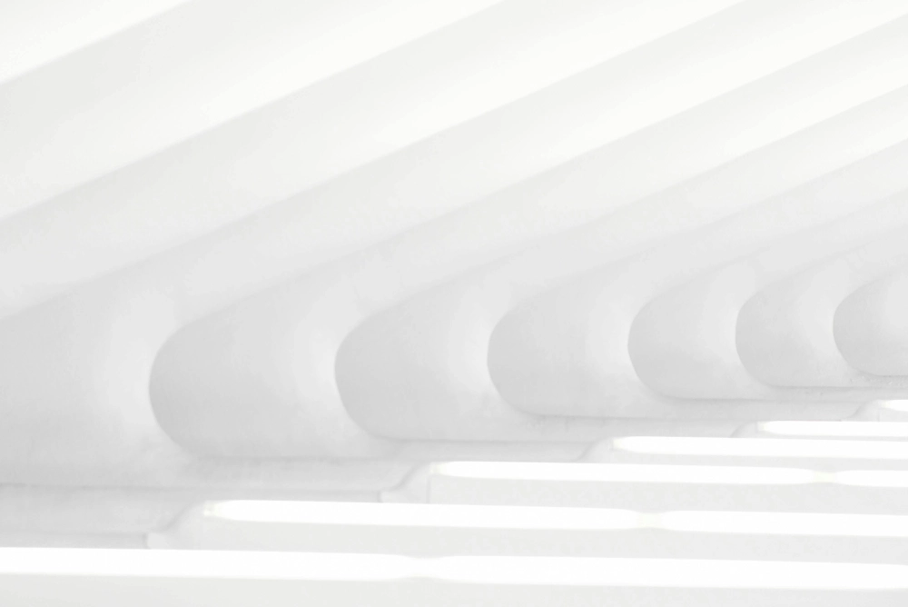 Hòa quyện nhẹ nhàng với background trắng kem thanh thoát