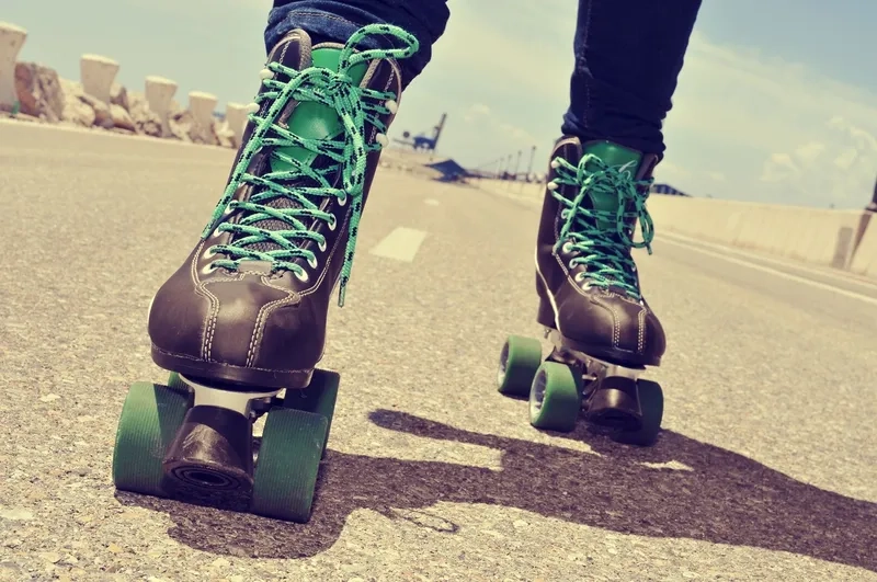 Năng lượng tuổi trẻ bùng nổ với background trượt patin dành cho thanh thiếu niên