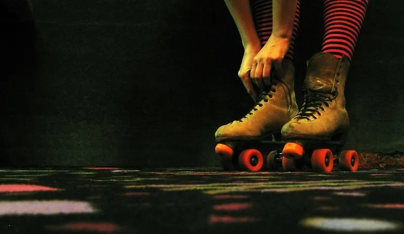 Đồ họa thời thượng với background trượt patin vector phẳng