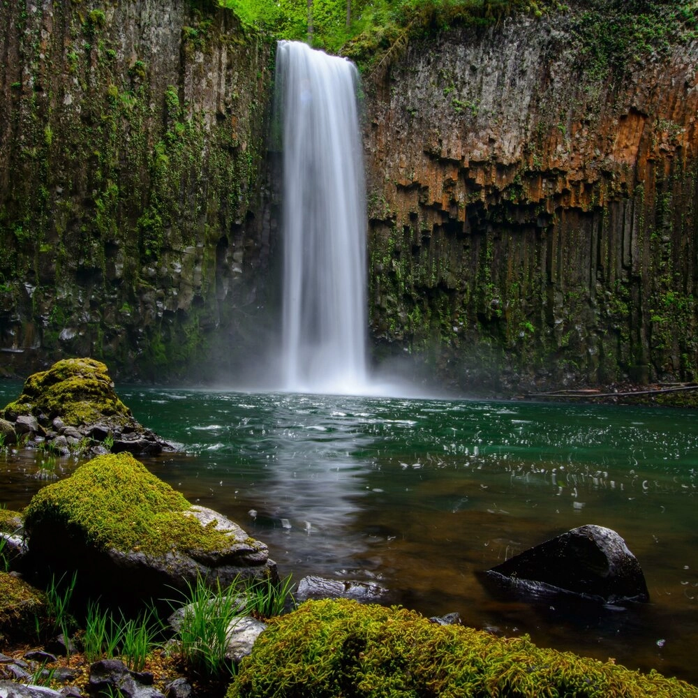 Bạt ngàn background thác nước hùng vĩ núi rừng xanh