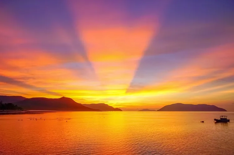 Ánh bình minh nhuộm vàng bầu trời và đường chân trời tĩnh lặng