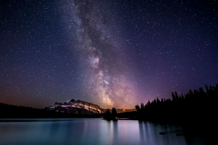 Ánh trăng sáng dịu mây đêm thưa thớt trên trời