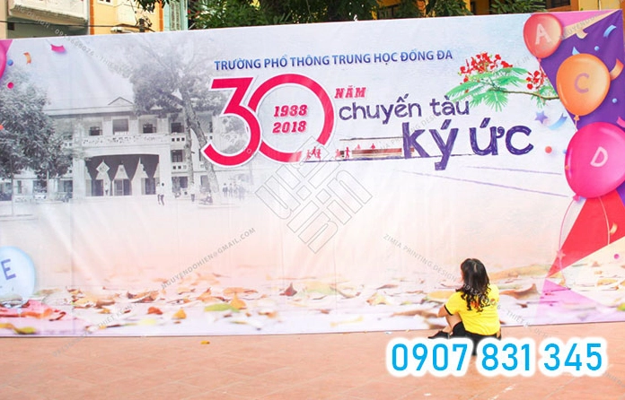 Backdrop check in chụp hình sẽ có thiết kế độc đáo hơn backdrop sân khấu