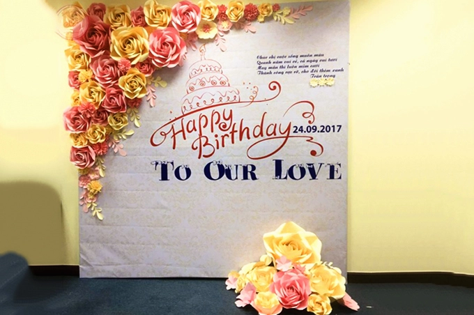 Backdrop hoa giấy sinh nhật tông màu pastel