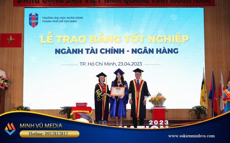 Backdrop lễ tốt nghiệp là hạng mục không thể thiếu trong sự kiện