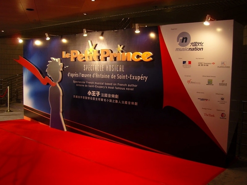 Backdrop sự kiện chữ nỗi sang trọng