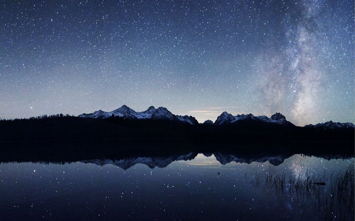 Bầu trời đêm lấp lánh trên hồ