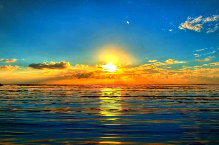 Bình minh trên biển mây mỏng và ánh sáng đầu ngày rực rỡ