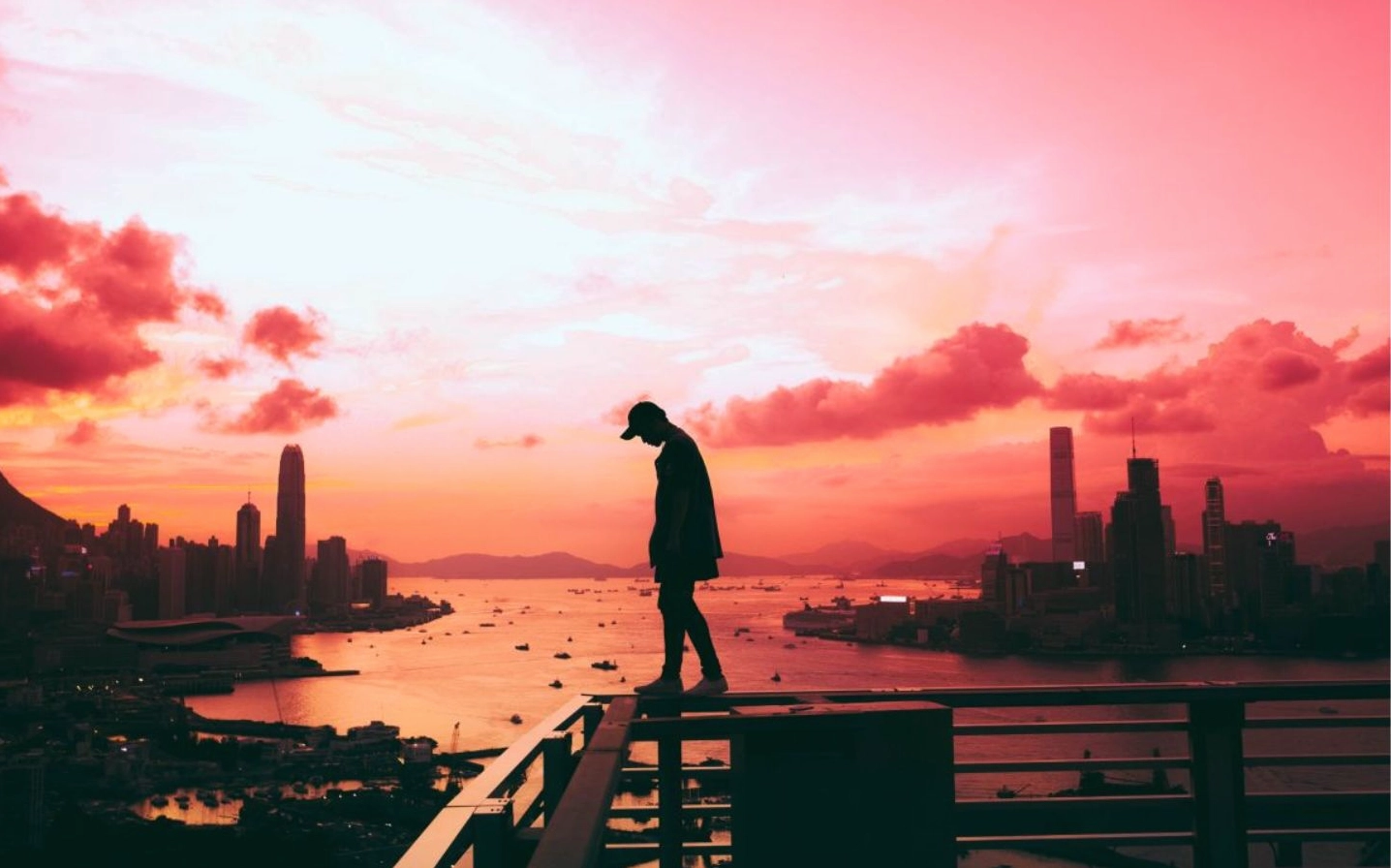 Bóng người cô đơn đón ráng hồng