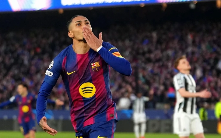 Cầu thủ bóng đá gặp chấn thương trên sân cỏ phản ánh sự khốc liệt của nghề nghiệp