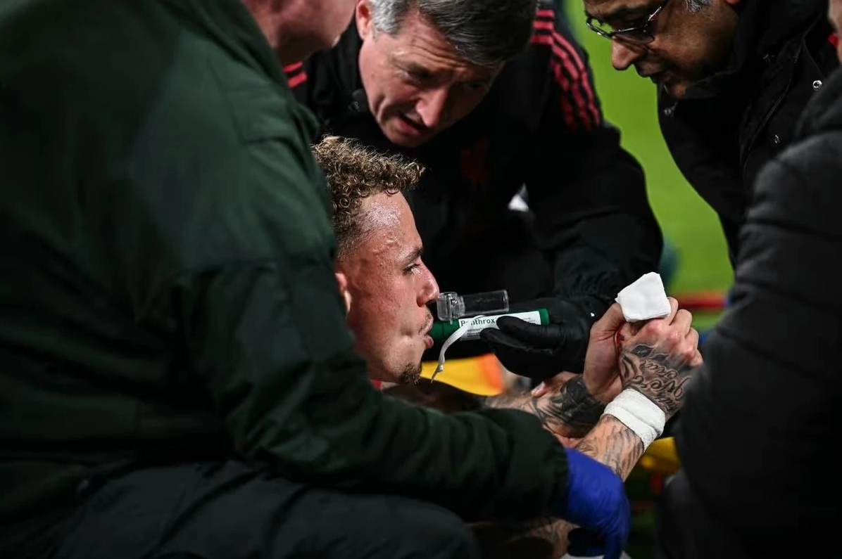 Cầu thủ Noa Lang ăn mừng bàn thắng đầy ngạo nghễ trên sân cỏ