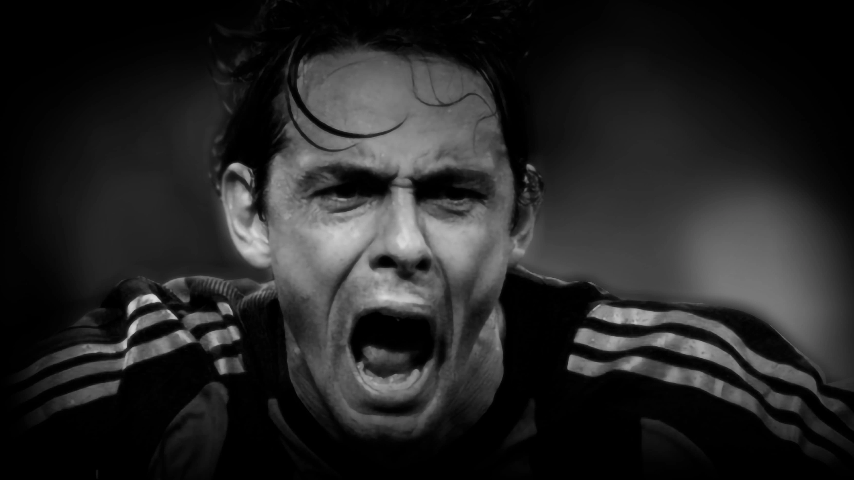 Filippo Inzaghi ăn mừng điên cuồng sau khi xé lưới đối phương