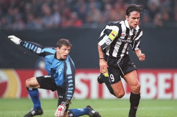 Filippo Inzaghi trong màu áo Juventus với ánh mắt rực lửa