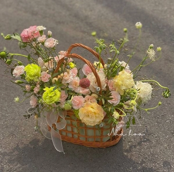 Giỏ hoa cát tường mix hoa cẩm chướng phối lá phụ đầy sắc màu pastel mơ mộng