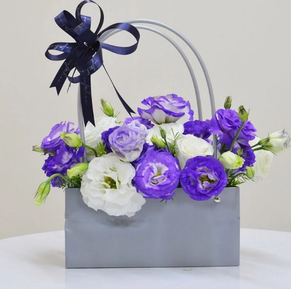 Giỏ hoa cát tường trắng xanh làm quà sinh nhật cho sếp