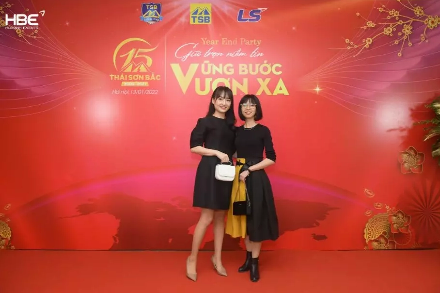 Gợi ý backdrop tất niên phong cách hiện đại lôi cuốn