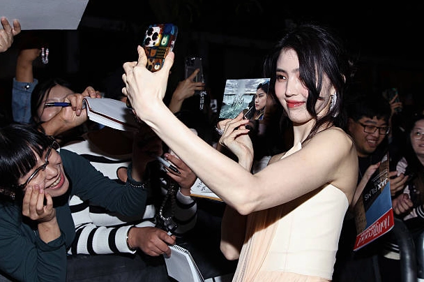 Han So-hee rạng rỡ tham dự buổi ra mắt phim Project Y tại Liên hoan phim Quốc tế Toronto 2025