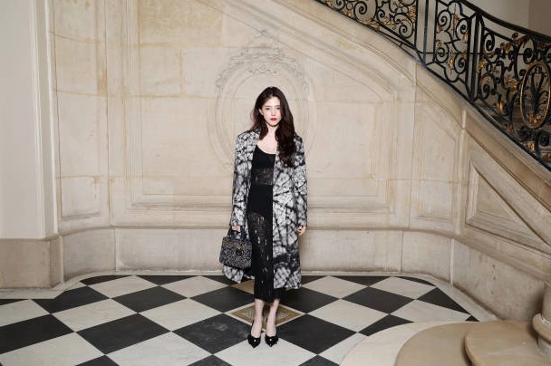 Han So-hee sang trọng tại show diễn Christian Dior Haute Couture Xuân Hè 2024 ở Tuần lễ Thời trang Paris