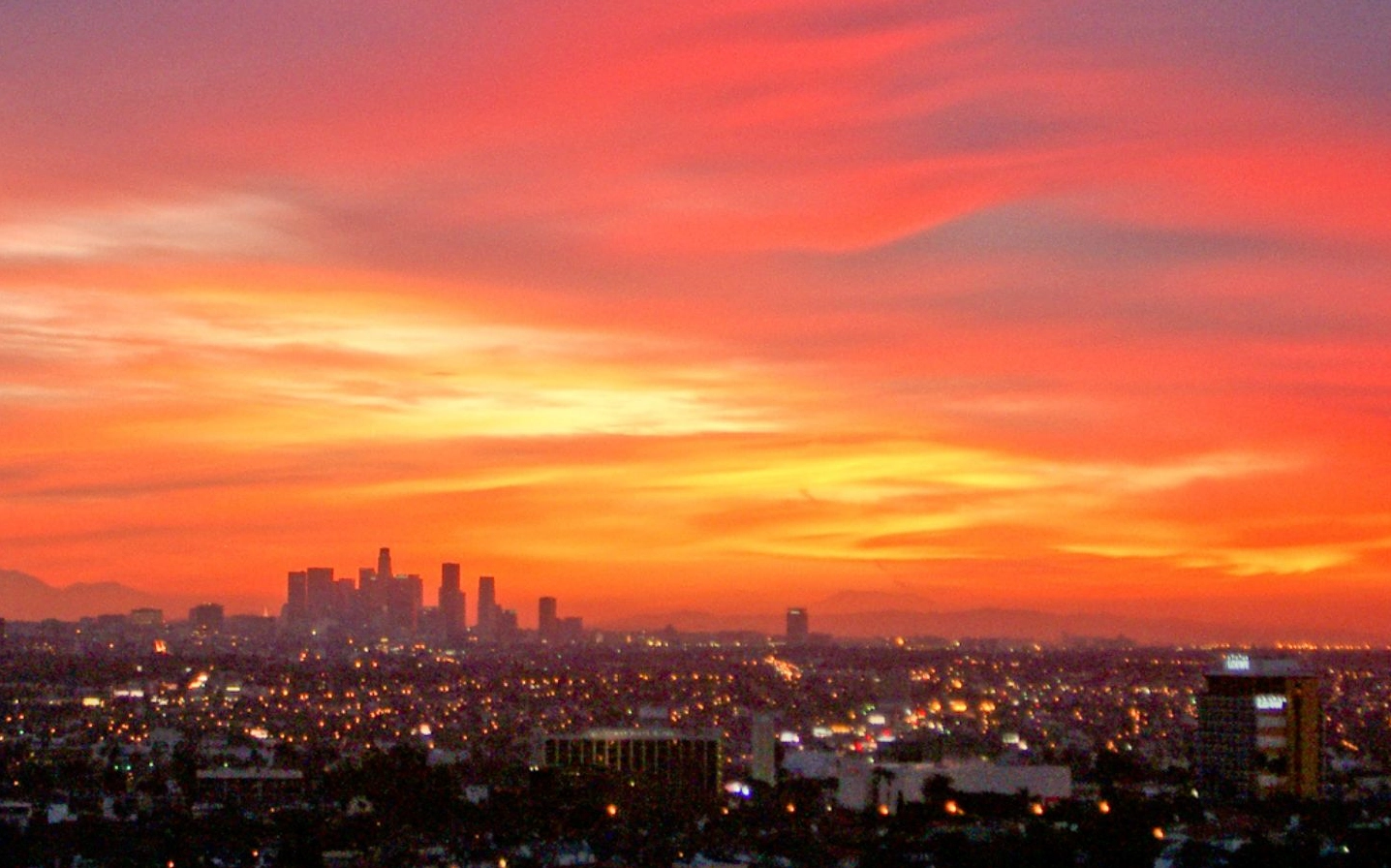 Hình nền bầu trời lúc hoàng hôn rực lửa trên phố thị