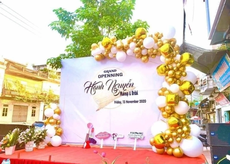 Hình nền Grand Opening phong cách hiện đại với chữ 3D nổi bật