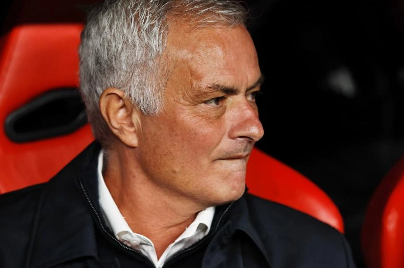 Huấn luyện viên Jose Mourinho chỉ đạo sát sao bên ngoài đường biên