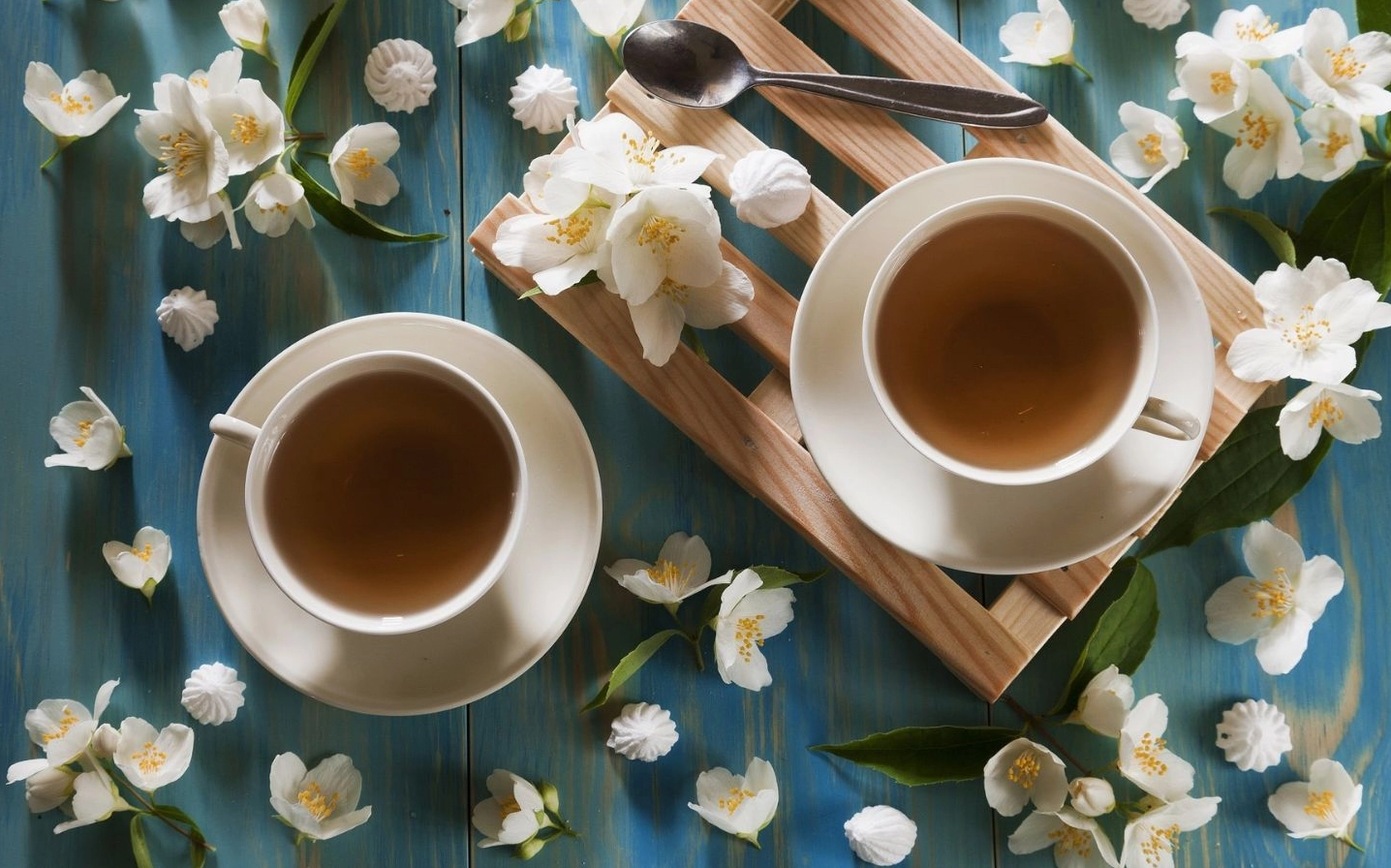 Hương nhài thoang thoảng bên tách trà buổi sáng