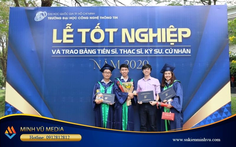 In ấn backdrop lễ tốt nghiệp thể hiện sự chuyên nghiệp của nhà trường