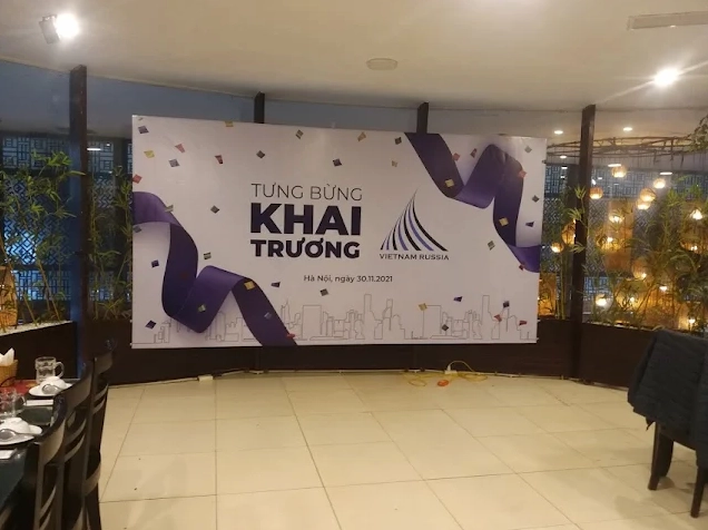 In backdrop khai trương bạt hiflex khung sắt