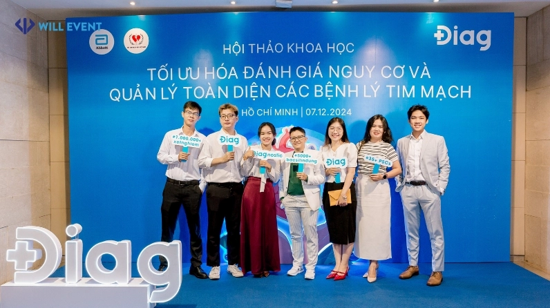 Khách mời chụp ảnh tại backdrop hội thảo khoa học