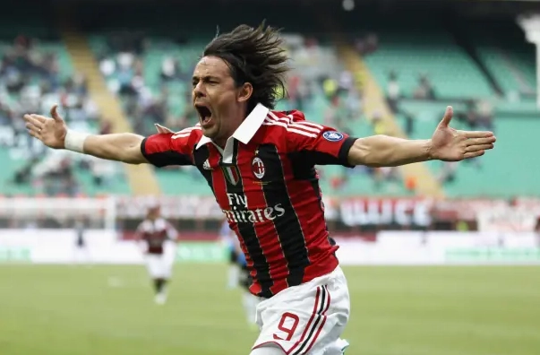 Khoảnh khắc Inzaghi rớt nước mắt vẫy chào khán giả ngày giã từ sự nghiệp