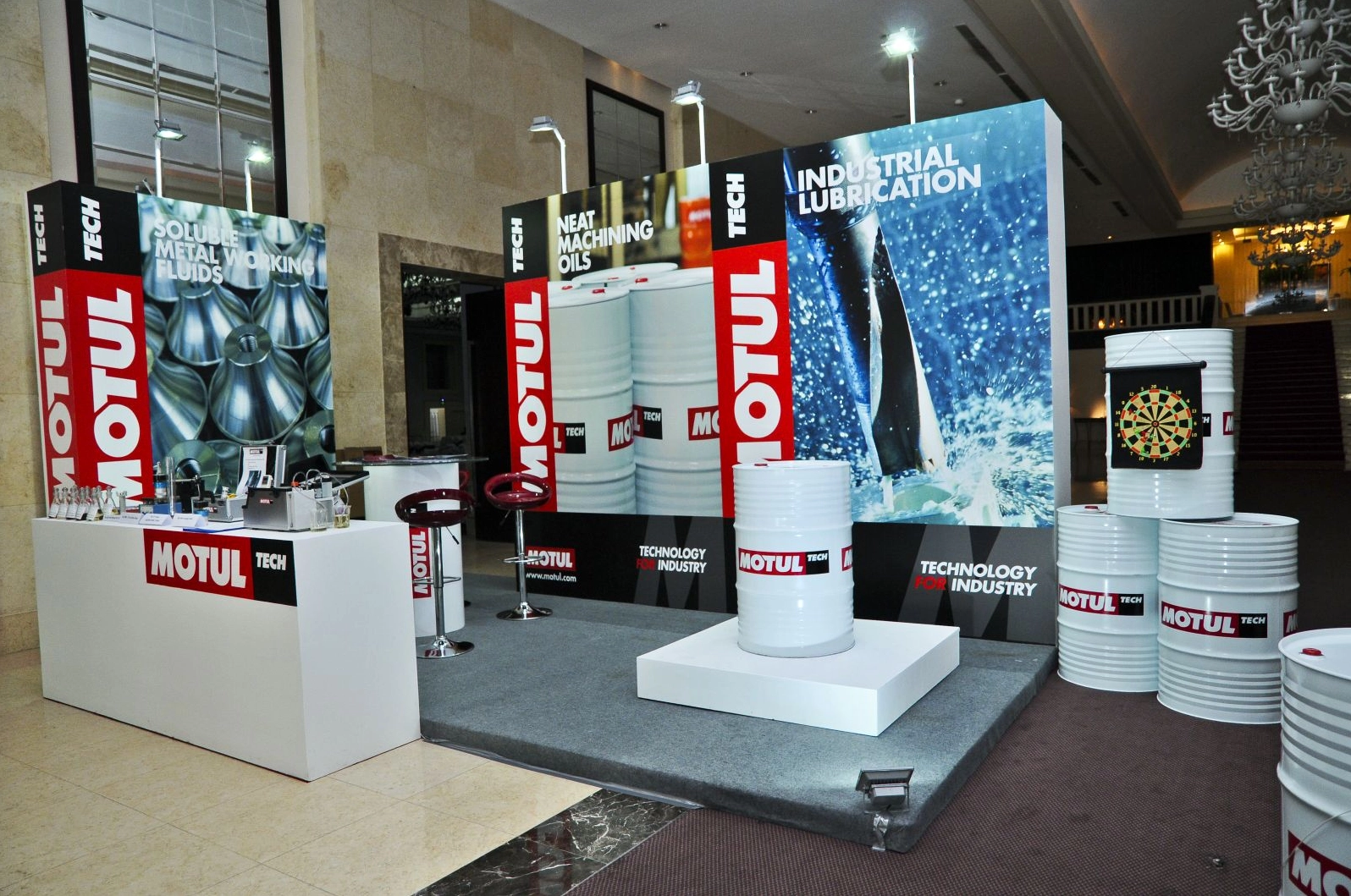 Không gian sự kiện sang trọng với phông nền được bố trí hài hòa