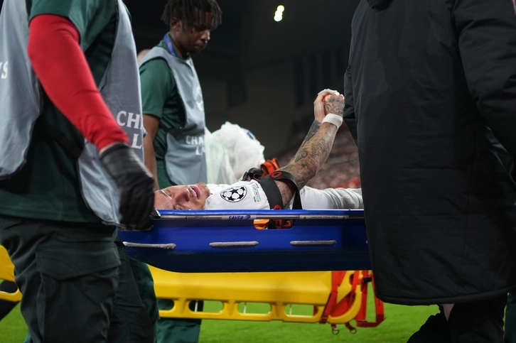 Khung cảnh trận đấu bóng đá kịch tính với sự tham gia của các ngôi sao hàng đầu