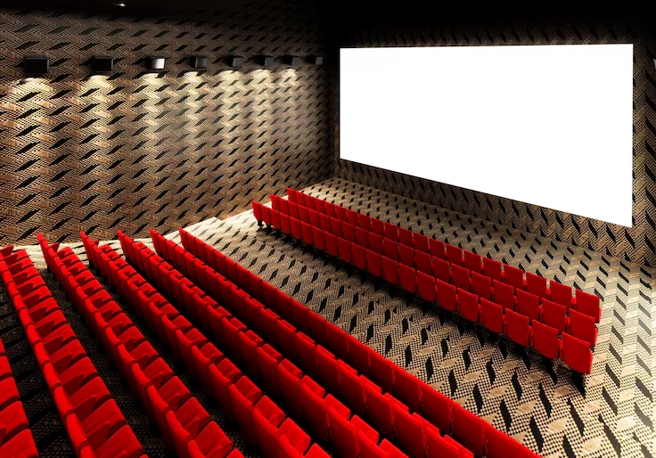 Màn hình rạp chiếu phim trắng sáng với hàng ghế đỏ chân thực