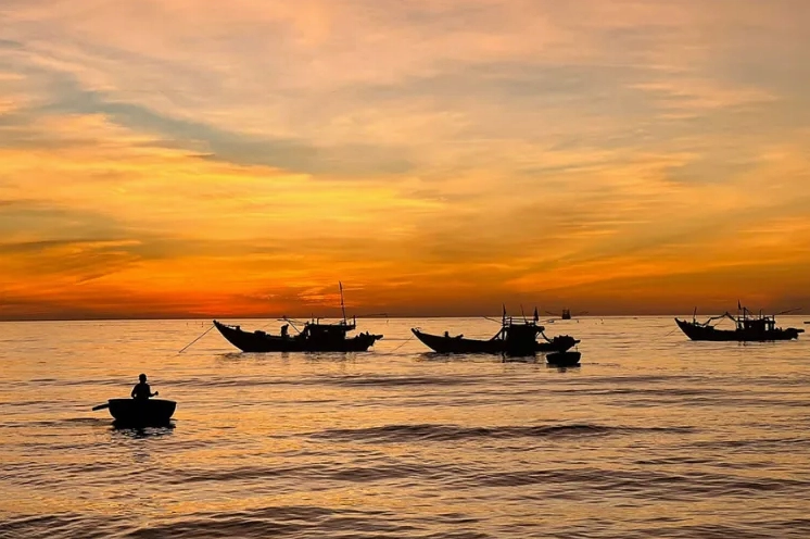 Mặt trời nhô lên sắc hồng cam dịu nhẹ phủ khắp bầu trời