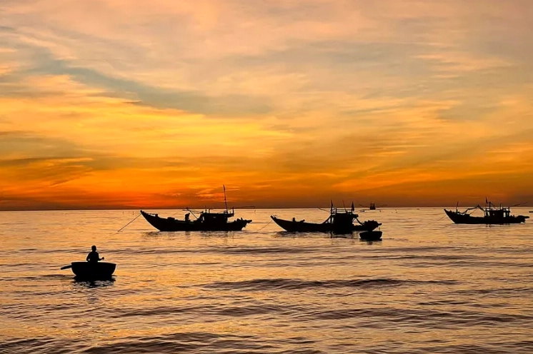 Mặt trời nhô lên sắc hồng cam dịu nhẹ phủ khắp bầu trời